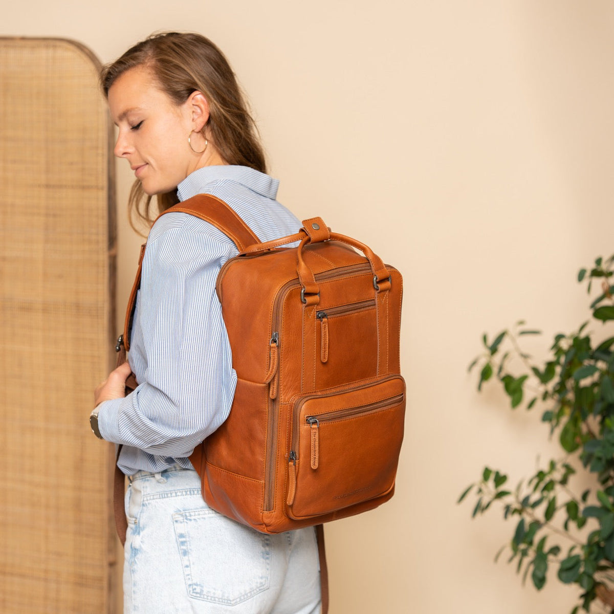 Calden Full-Grain Leather Laptop Backpack 女士 – alternate product view 3