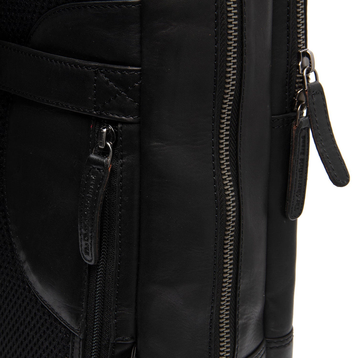 
Solid Antique Brass Hardware & Heavy-Duty Dual Zipper Detail on Nicola 头层真皮笔记本双肩包