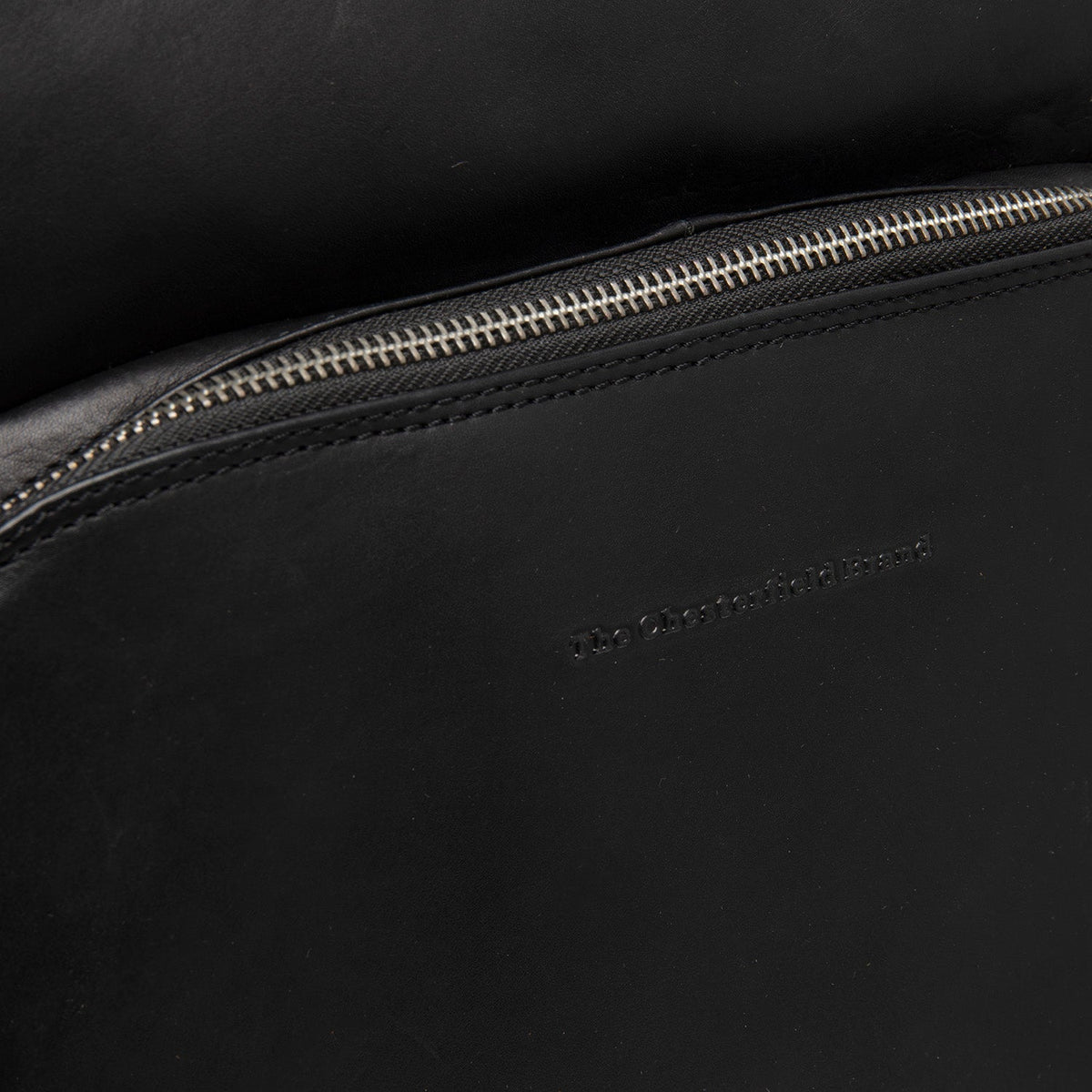 
内衬展示 Showing Dedicated Padded Laptop Sleeve & Multi-Compartment Organization