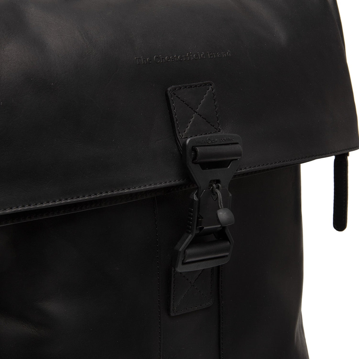 
Solid Antique Brass Hardware & Heavy-Duty Dual Zipper Detail on Savona 头层真皮笔记本双肩包