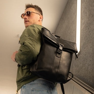 
Classic 100% Full-Grain leather Backpack - 展现加固真皮背带与承重走线的背部视角