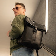 
Classic 100% Full-Grain leather Backpack - 展现加固真皮背带与承重走线的背部视角