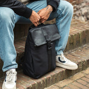 Trondheim Full-Grain Leather Laptop Backpack 女士 - Structured Side Profile Showing Gusset Depth &amp; Expansion Capacity
