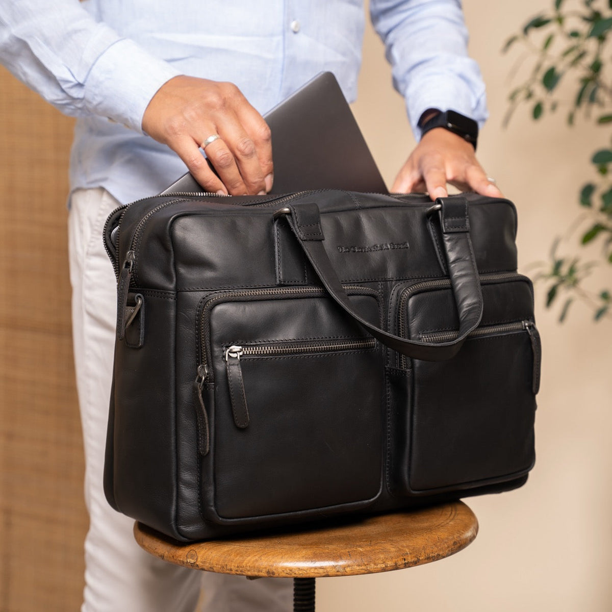 Misha Full-Grain Leather Laptop Bag 女士 - Structured Side Profile Showing Gusset Depth &amp; Expansion Capacity
