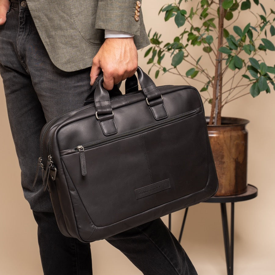 Classic 100% Full-Grain leather Briefcase - 展现加固真皮背带与承重走线的背部视角
