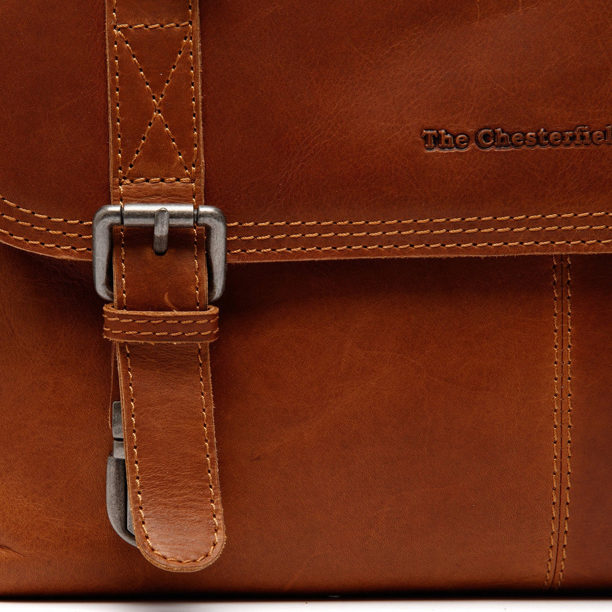 
Solid Antique Brass Hardware & Heavy-Duty Dual Zipper Detail on Veneto 真皮公文电脑包
