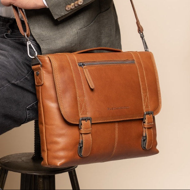 
Classic 100% Full-Grain leather Briefcase - 展现加固真皮背带与承重走线的背部视角