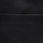 
细节特写 of Classic Collar & Heavy-Duty Zipper Hardware on Alesund 头层牛皮 Phone Bag