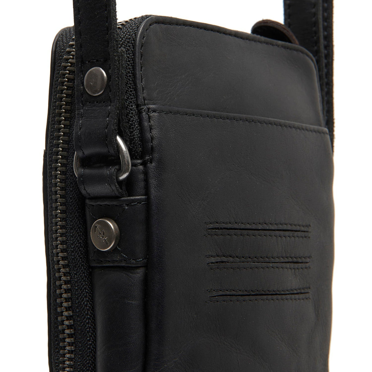 
Alesund 头层牛皮 Phone Bag - 展现立体袖型与合身版型的侧身视角