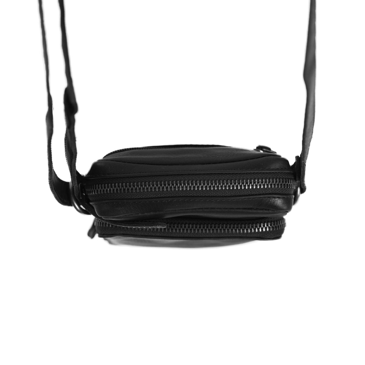 
模特上身效果： Hamilton 头层牛皮 Phone Bag 模特试穿展示（自然光垂坠质感）