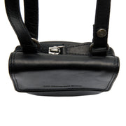 Close-Up Detail of Classic Collar &amp; Heavy-Duty Zipper Hardware on Langley Full-Grain Leather Phone Bag 女士