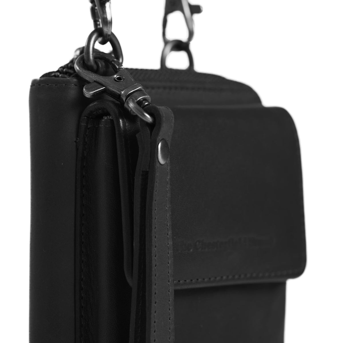 Close-Up Detail of Classic Collar &amp; Heavy-Duty Zipper Hardware on Malaga Full-Grain Leather Phone Bag 女士
