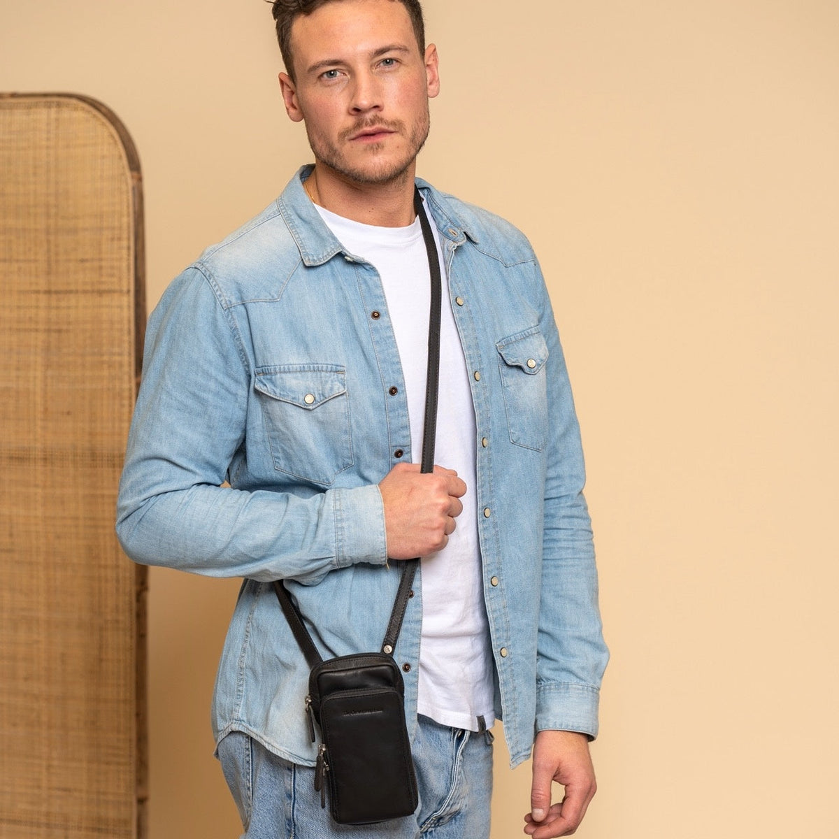 Valdes Full-Grain Leather Phone Bag - 展现立体袖型与合身版型的侧身视角