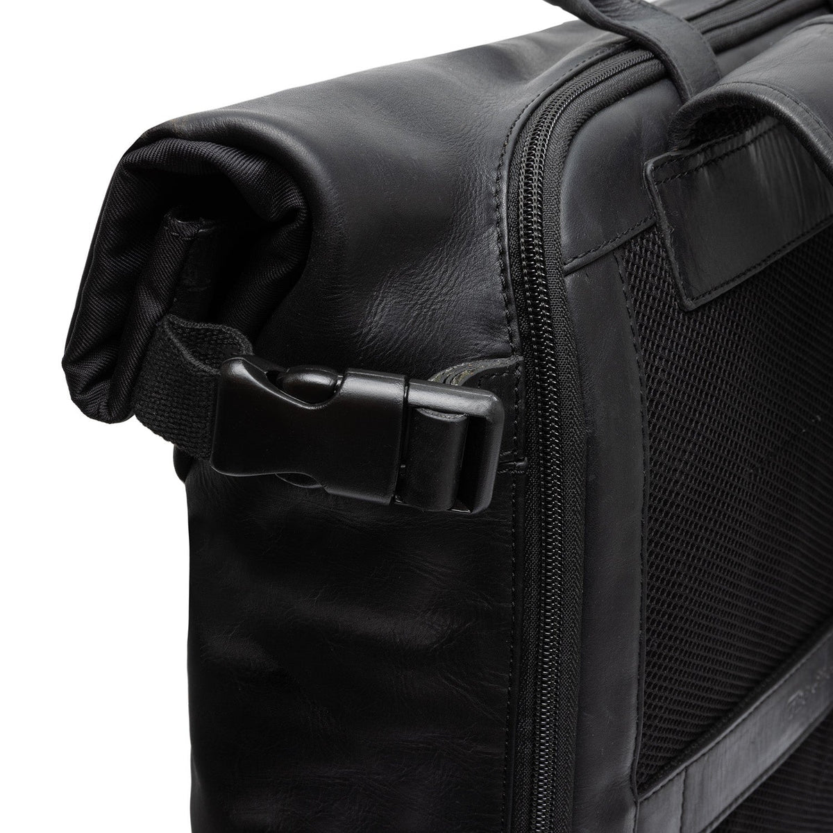 
Solid Antique Brass Hardware & Heavy-Duty Dual Zipper Detail on Bornholm 头层牛皮 Roll-top Backpack