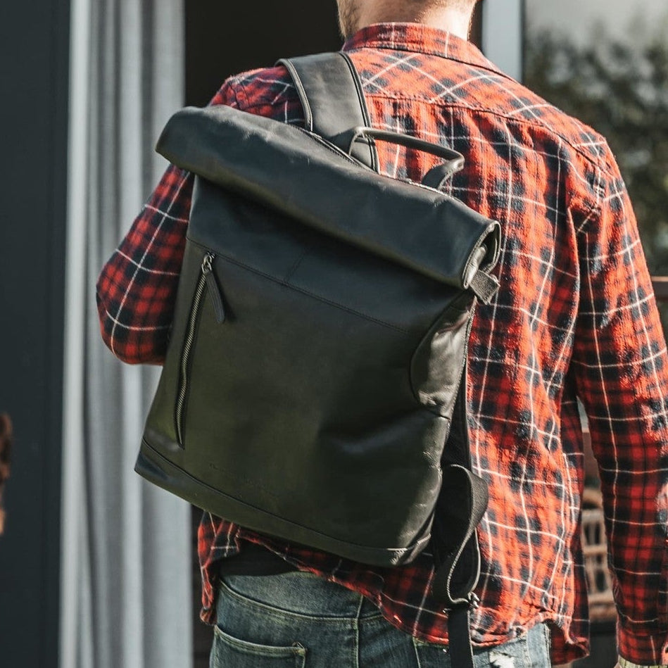 
Classic 100% Full-Grain leather Backpack - 展现加固真皮背带与承重走线的背部视角