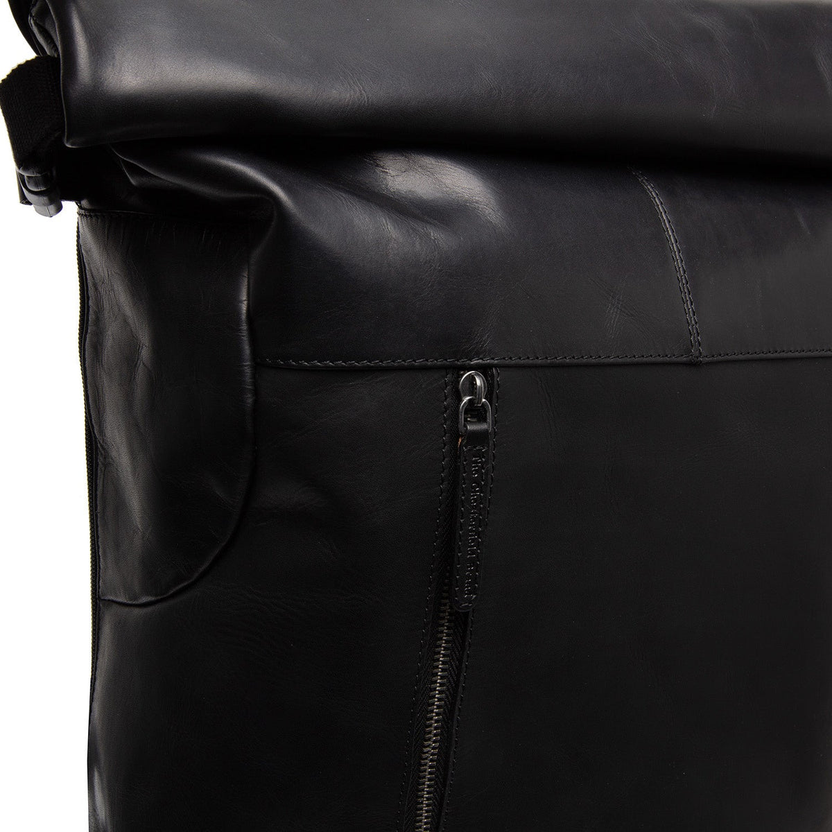 
Liverpool 头层牛皮 Roll-top Backpack - 立体侧面展现包身风琴褶与扩容深度