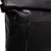 
Liverpool 头层牛皮 Roll-top Backpack - 立体侧面展现包身风琴褶与扩容深度