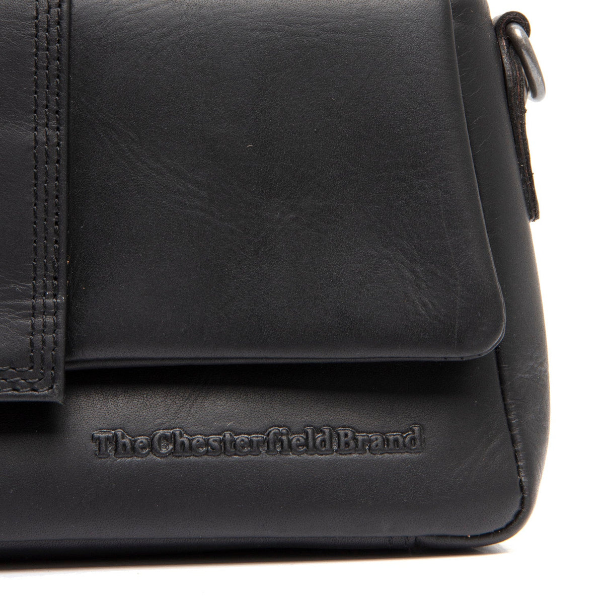 
Solid Antique Brass Hardware & Heavy-Duty Dual Zipper Detail on Clifden 真皮单肩包