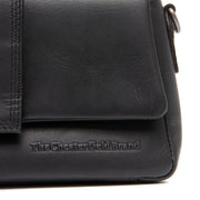 
Solid Antique Brass Hardware & Heavy-Duty Dual Zipper Detail on Clifden 真皮单肩包