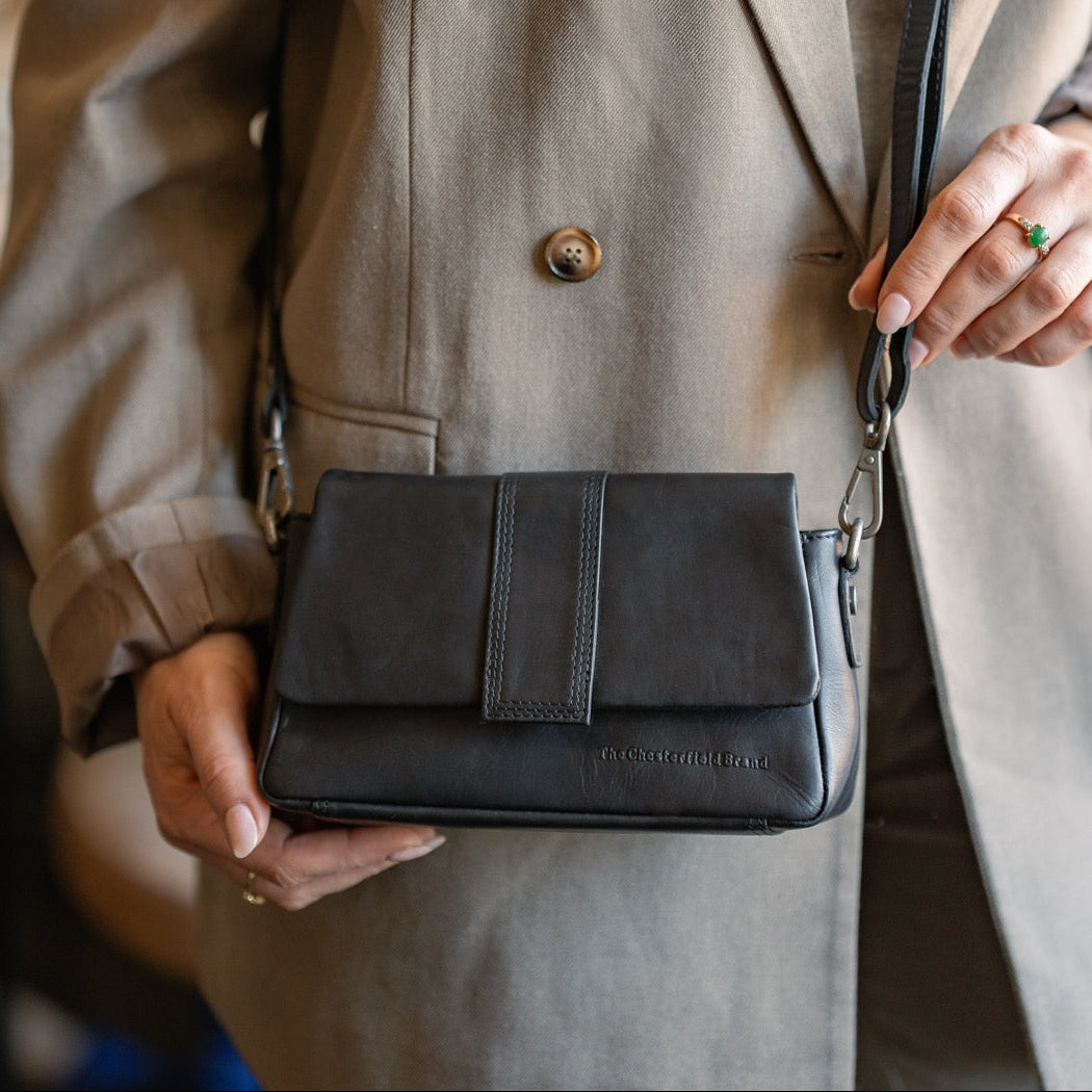 
Classic 100% Full-Grain leather Bag - 展现加固真皮背带与承重走线的背部视角