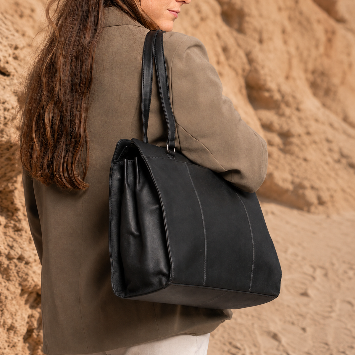
Classic 100% Full-Grain leather Bag - 展现加固真皮背带与承重走线的背部视角