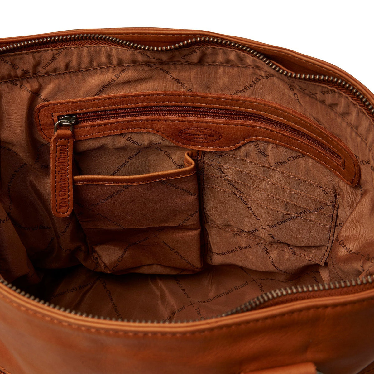 
Solid Antique Brass Hardware & Heavy-Duty Dual Zipper Detail on Rome 真皮单肩包