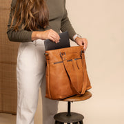 
Classic 100% Full-Grain leather Bag - 展现加固真皮背带与承重走线的背部视角