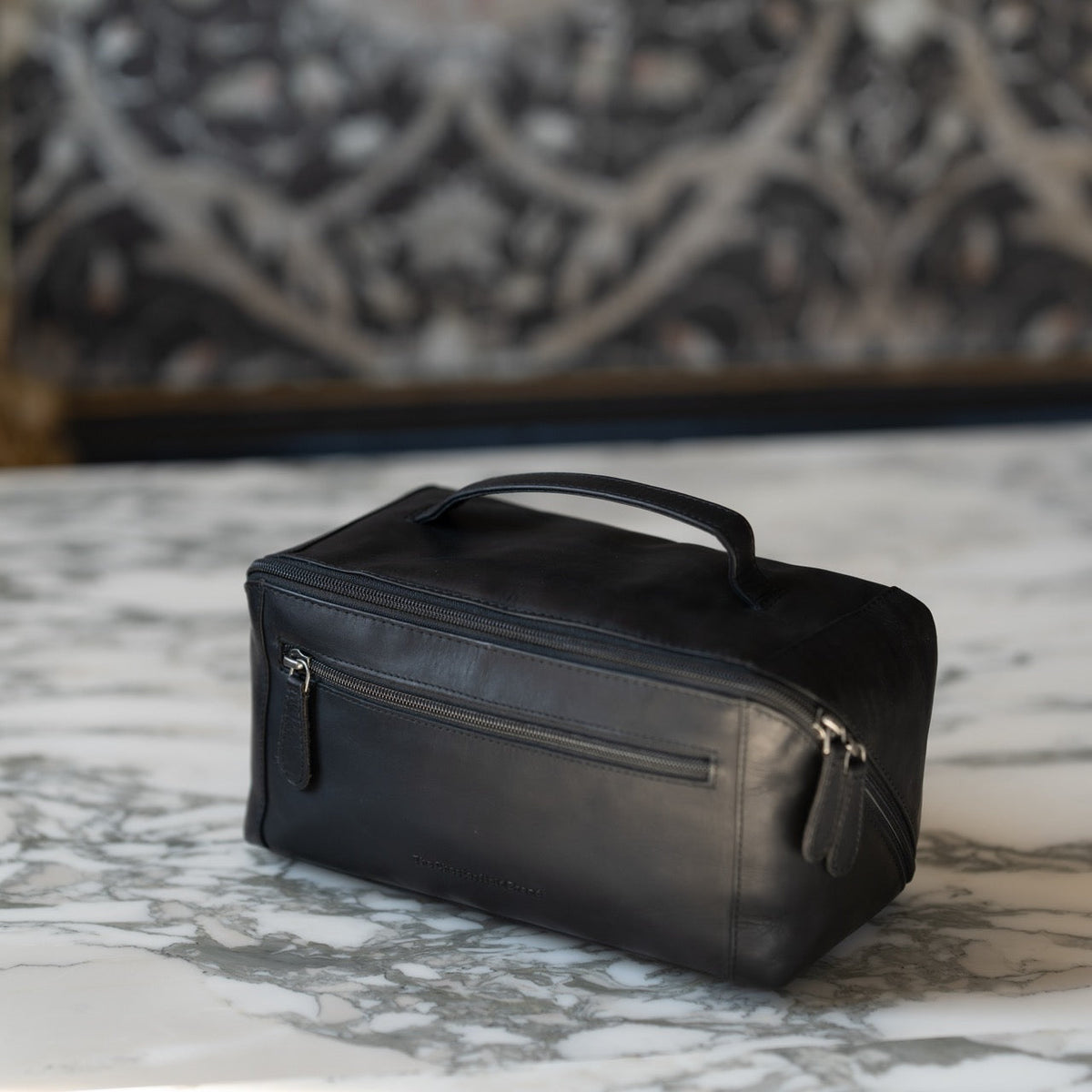 
Classic 100% Full-Grain leather Goods - 展现肩线贴合与利落下摆的背部视角