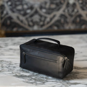 
Classic 100% Full-Grain leather Goods - 展现肩线贴合与利落下摆的背部视角