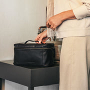 Limone Full-Grain Leather Toiletry Bag 女士 - Lateral Side Profile View Showing Sleeve Cut &amp; Athletic Taper Fit