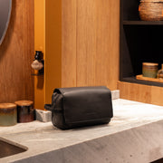 
Classic 100% Full-Grain leather Goods - 展现肩线贴合与利落下摆的背部视角