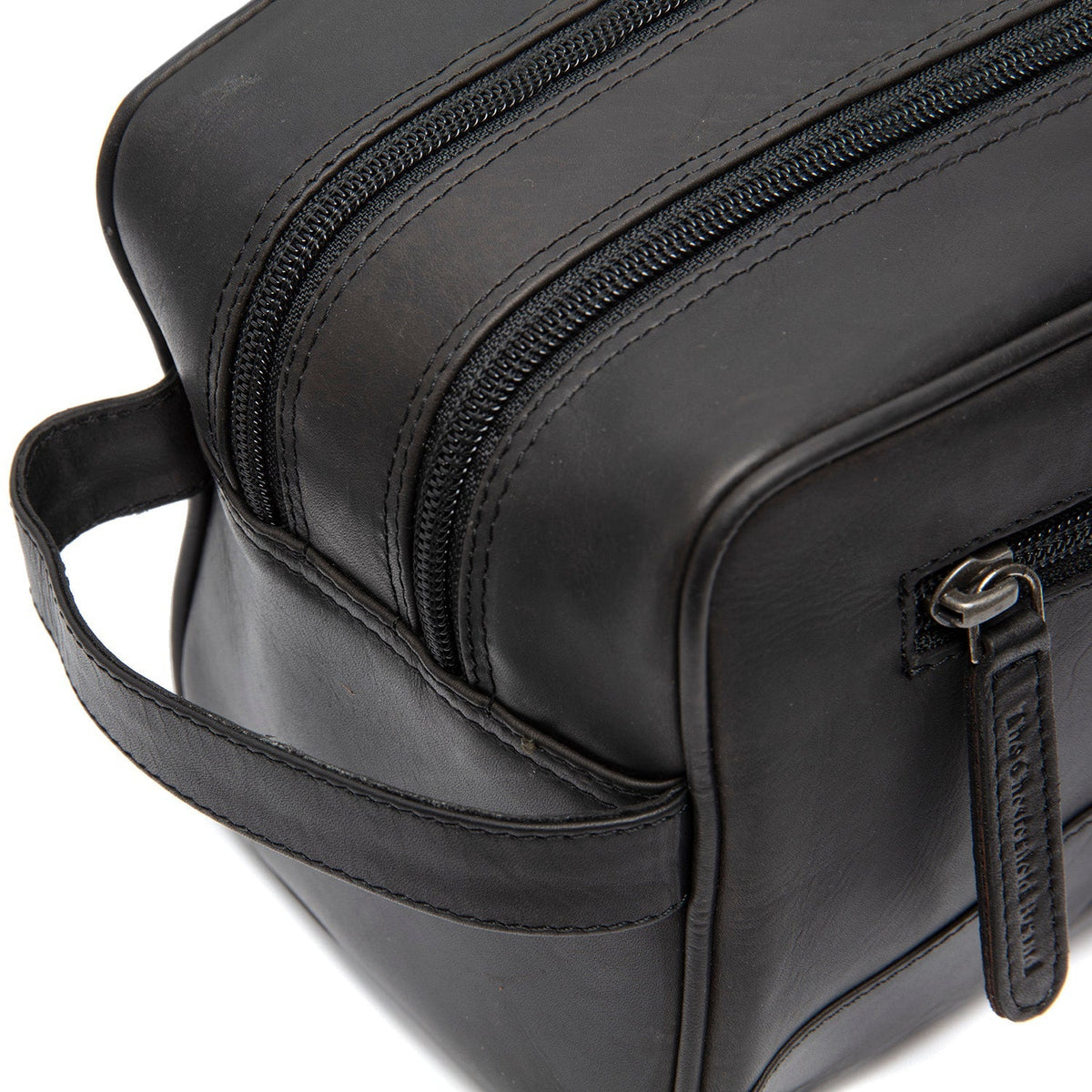 Close-Up Detail of Classic Collar &amp; Heavy-Duty Zipper Hardware on Stacey Full-Grain Leather Toiletry Bag 女士