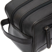 Close-Up Detail of Classic Collar &amp; Heavy-Duty Zipper Hardware on Stacey Full-Grain Leather Toiletry Bag 女士