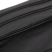 
细节特写 of Classic Collar & Heavy-Duty Zipper Hardware on Stefan 真皮洗漱收纳包