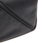 
细节特写 of Classic Collar & Heavy-Duty Zipper Hardware on Trevia 真皮洗漱收纳包
