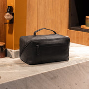 
Classic 100% Full-Grain leather Goods - 展现肩线贴合与利落下摆的背部视角