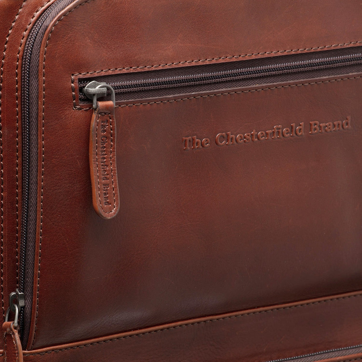 特写细节 of Classic Collar &amp; Heavy-Duty Zipper Hardware on Leather Trolley San Marino 女士