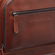 特写细节 of Classic Collar &amp; Heavy-Duty Zipper Hardware on Leather Trolley San Marino 女士
