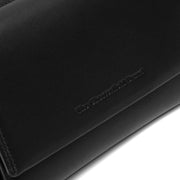 Solid Antique Brass Hardware &amp; Heavy-Duty Dual Zipper Detail on Doniva Full-Grain Leather Wallet 女士