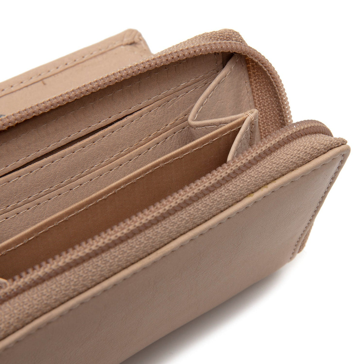 
Solid Antique Brass Hardware & Heavy-Duty Dual Zipper Detail on Floren 头层真皮皮夹钱包