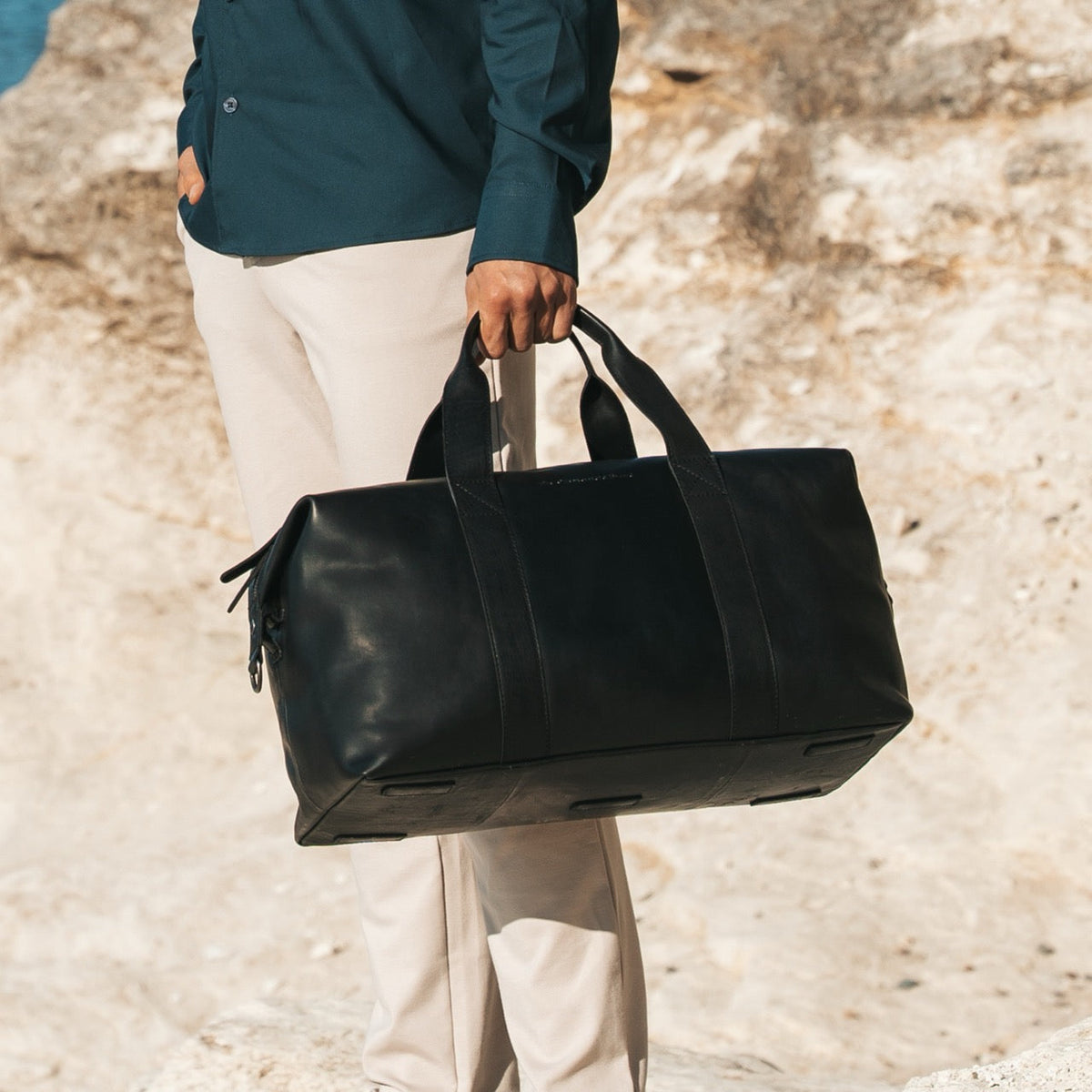 Conor Full-Grain Leather Weekender Bag 女士 - Structured Side Profile Showing Gusset Depth &amp; Expansion Capacity