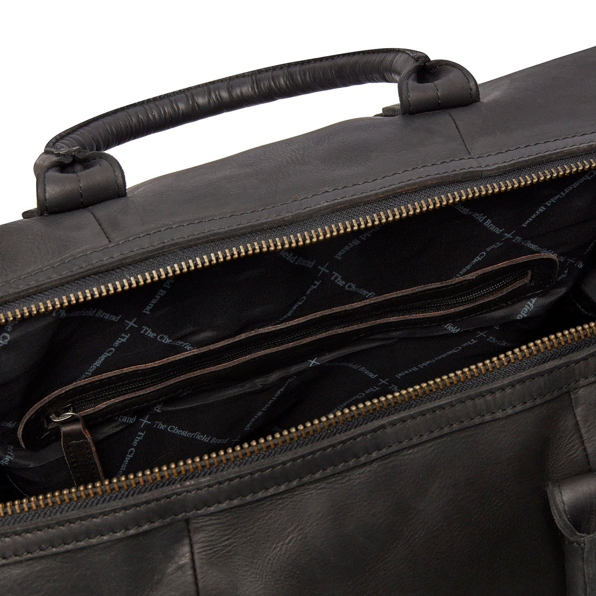 
Solid Antique Brass Hardware & Heavy-Duty Dual Zipper Detail on Portsmouth 真皮旅行手提包