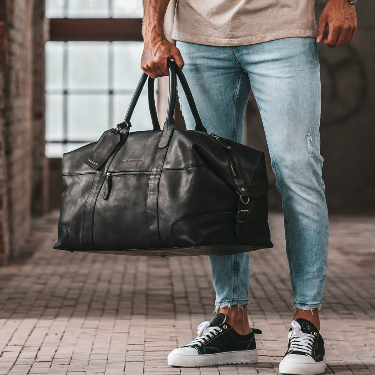 
Classic 100% Full-Grain Leather Duffle Bag - 展现加固真皮背带与承重走线的背部视角