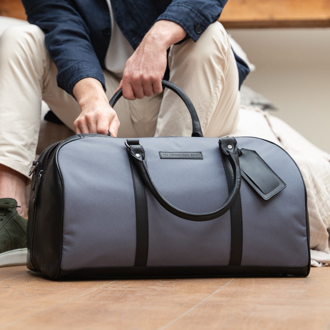 
Classic 100% Full-Grain Leather Duffle Bag - 展现加固真皮背带与承重走线的背部视角
