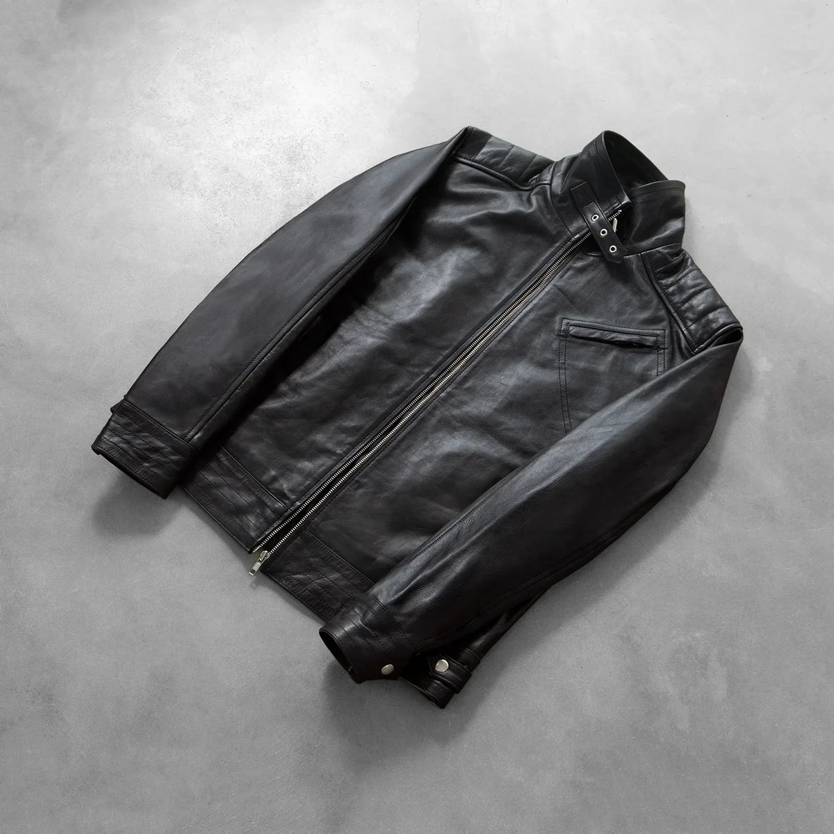 
Button & Hem Craftsmanship Construction Detail on Legacy 经典黑 真皮机车皮衣 男士