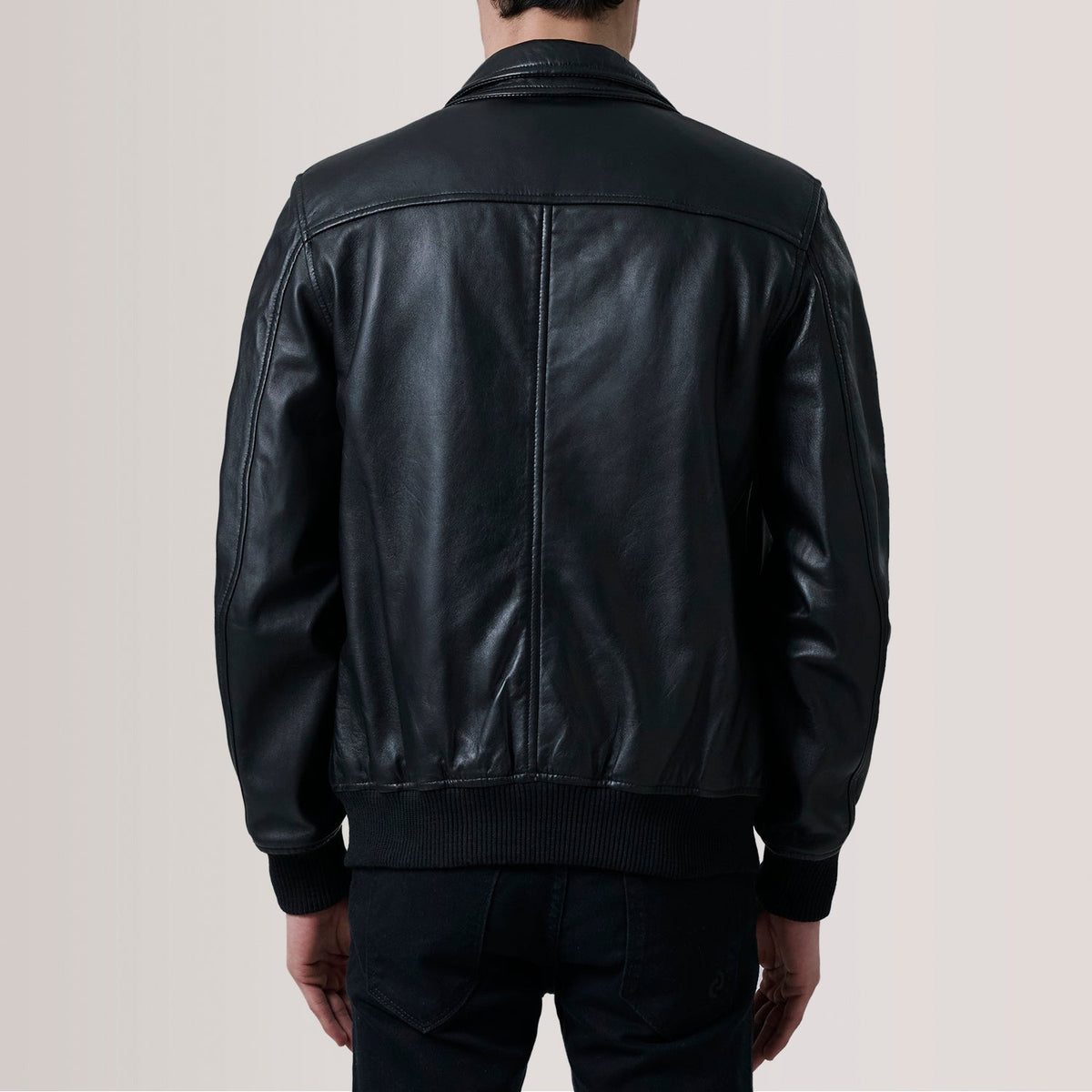 Close-Up Detail of Classic Collar &amp; Zipper Hardware on Lester 棕色 Suede 真皮飞行员夹克 男士 For Men