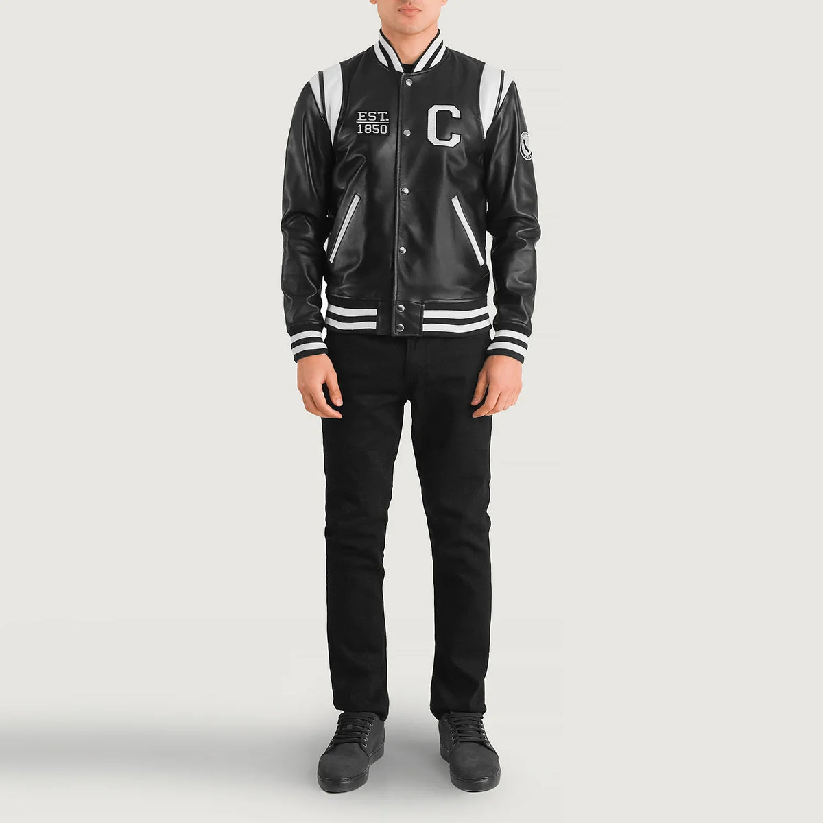 
Liberte California 经典黑 Leather Varsity 真皮夹克 男士 - 展现立体袖型与合身版型的侧身视角