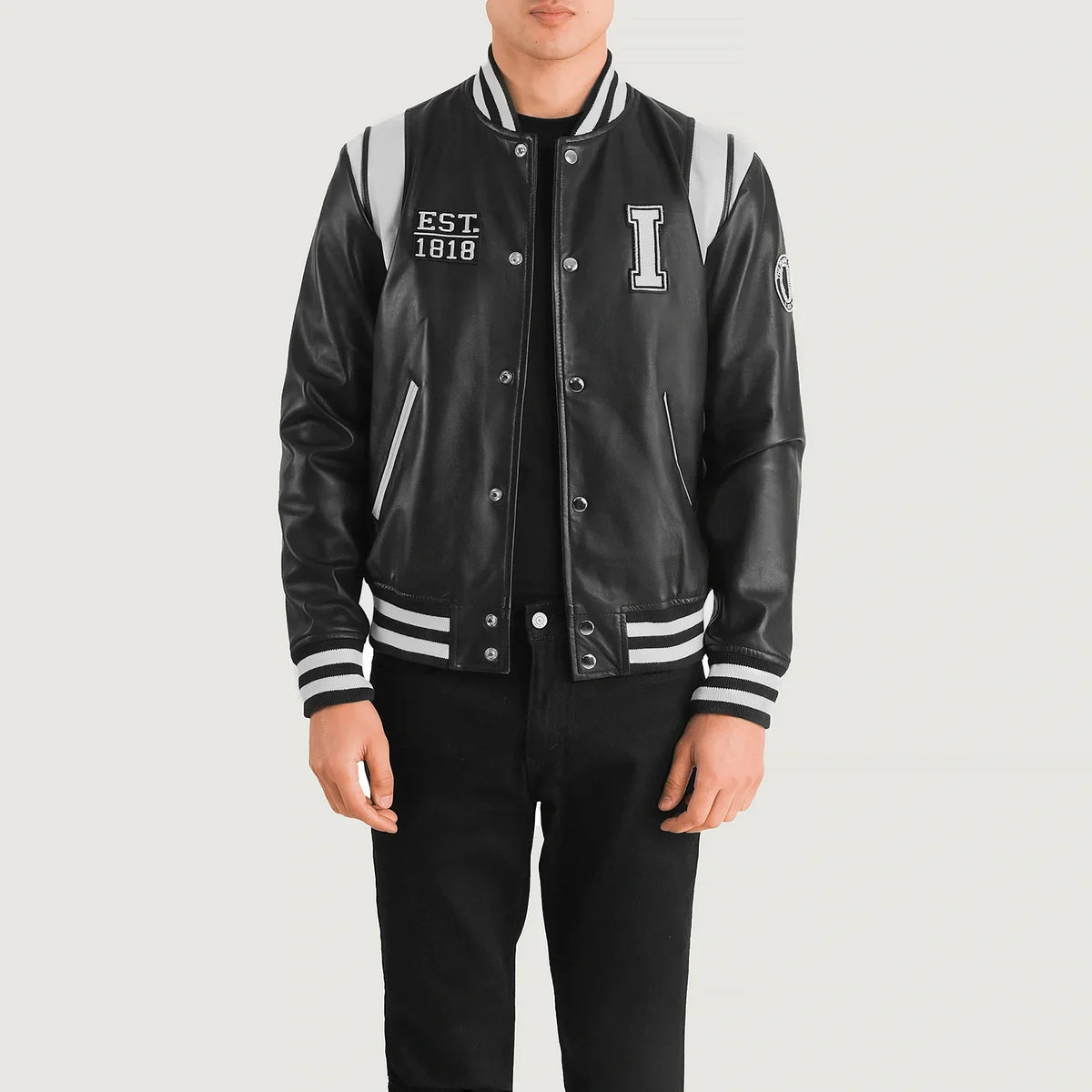 
Liberte Illinois 经典黑 Leather Varsity 真皮夹克 男士 in Black & White Sheepskin Leather - 正面版型与定制立体剪裁轮廓 | 官方商城选购