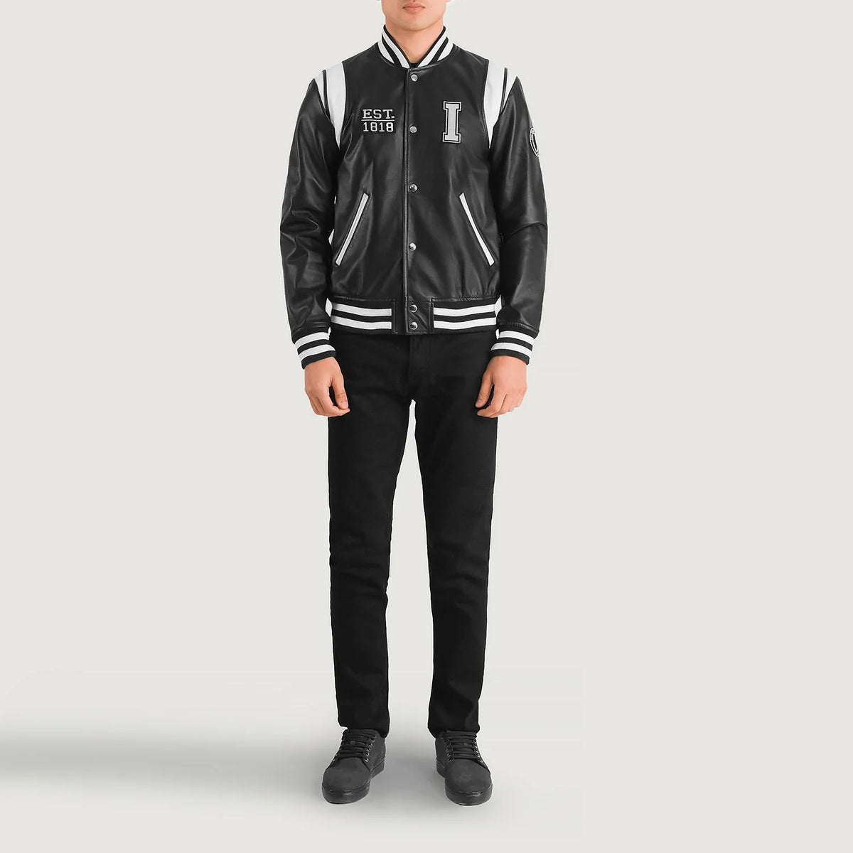 
Liberte Illinois 经典黑 Leather Varsity 真皮夹克 男士 - 展现立体袖型与合身版型的侧身视角