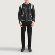 
Liberte Illinois 经典黑 Leather Varsity 真皮夹克 男士 - 展现立体袖型与合身版型的侧身视角
